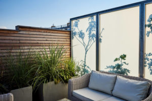 Sitzecke mit Sichtschutz auf Dachterrasse