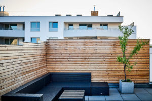 Dachterrasse mit Sichtschutz aus Holz