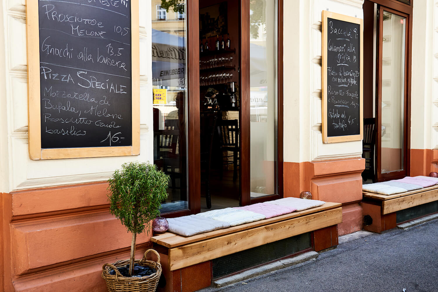 Holzbänke an einem Lokal