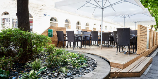 Gastgarten mit Holzterrasse