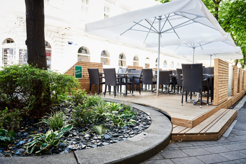 Gastgarten mit Holzterrasse