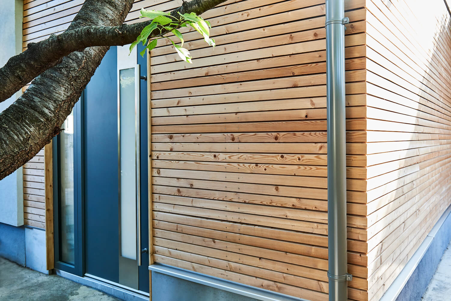 Gartenhaus mit einer Fassade aus Holz