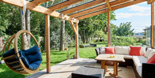 Holzterrasse mit Schaukel und Sitzecke