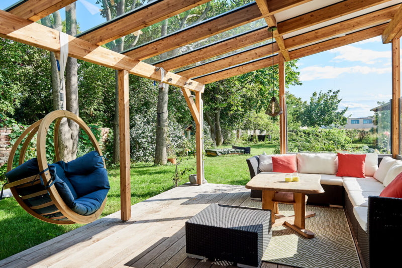 Holzterrasse mit Schaukel und Sitzecke