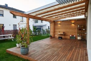Ansicht der Holzterrasse mit anschließendem Garten