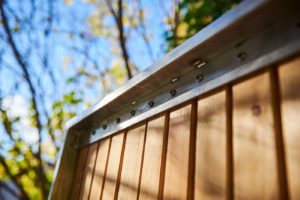 Detailansicht eines Gartentors aus Holz & Metallelementen