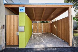 Blick auf ein Carport aus Holz
