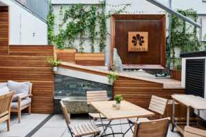 Mit Holz gestaltete Hotel-Terrasse in Wien