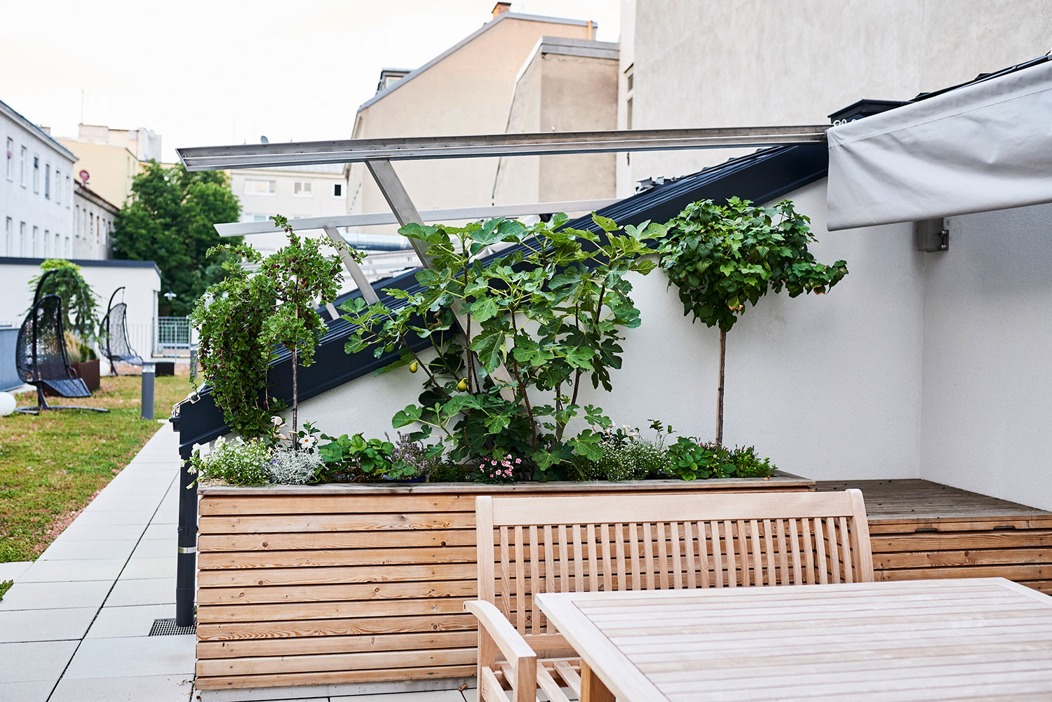 Terrassen-Elemente aus Holz und Metall in einem Hotel in Wien