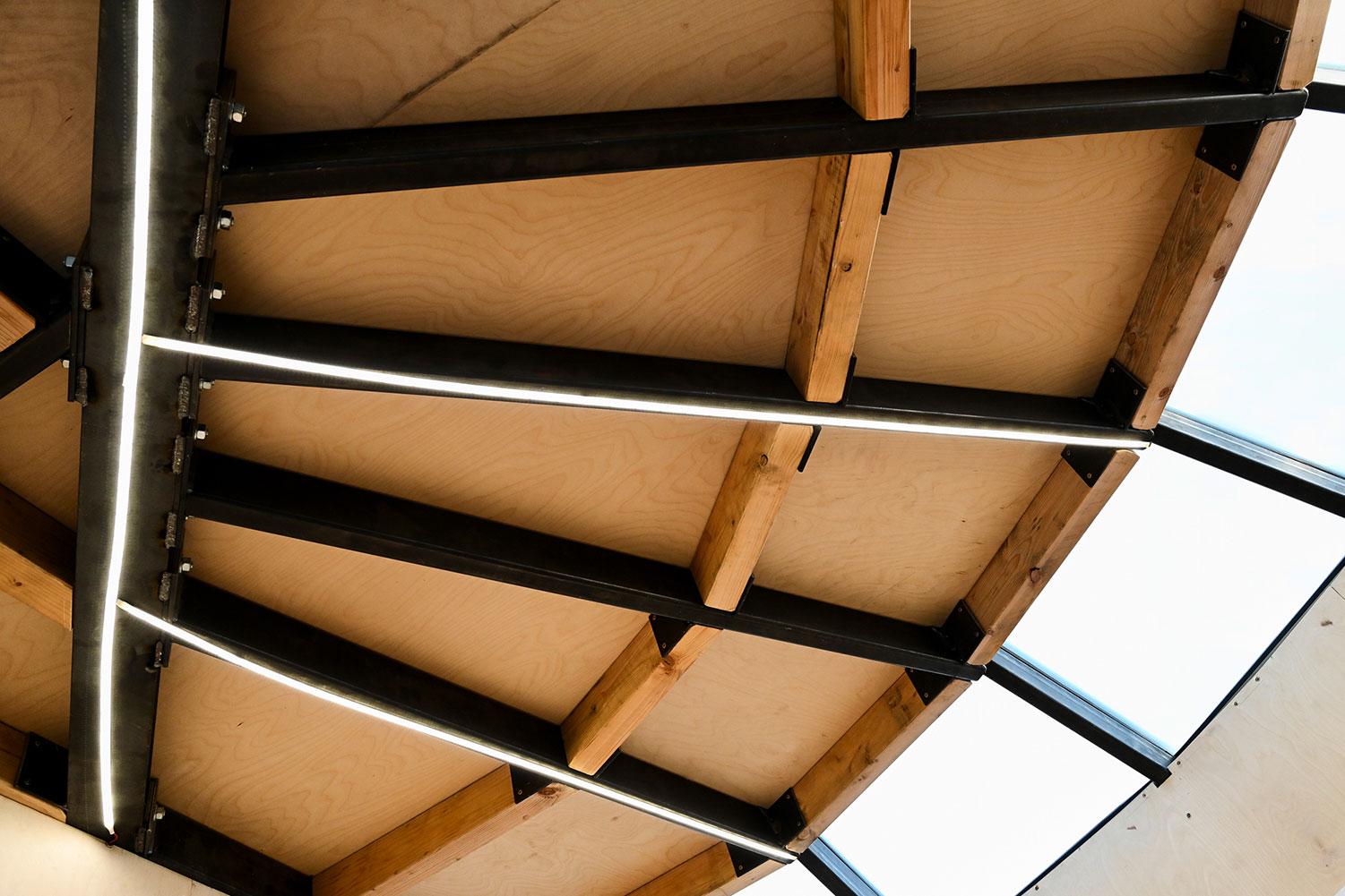 Dach aus Holz und Metall