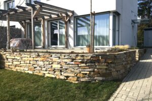 Steinmauer in einem Garten