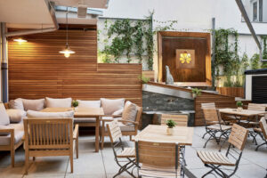Tulpenbaum - Holzbau, Spenglerei & Gartenbau - Eine von uns gestaltete Hotelterrasse mit Holz und Gartenbau Elementen